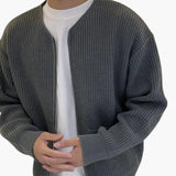 Men's vest with zip closure, round collar, and side pockets